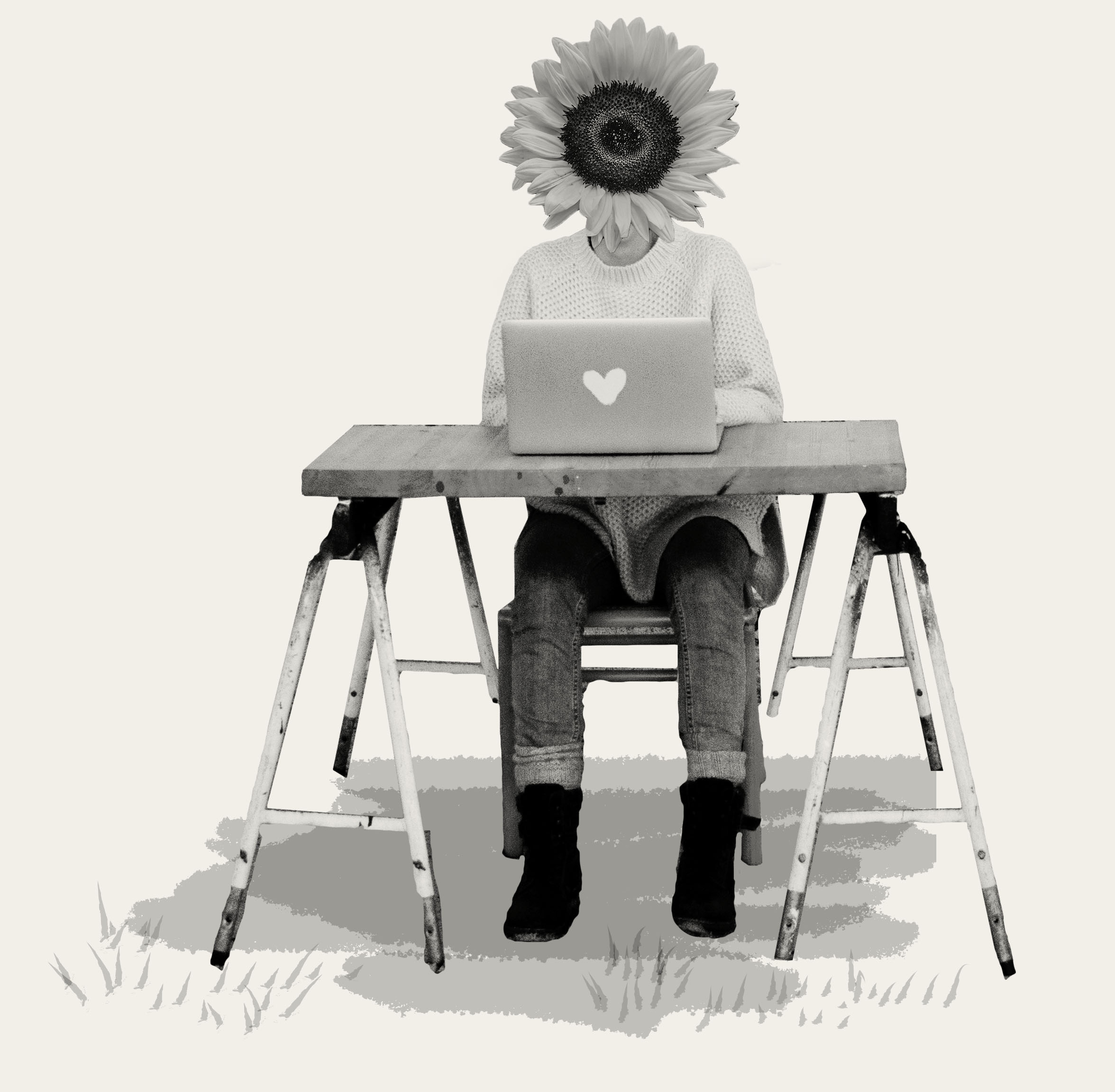 Sonnenblume mit Beinen sitzt mit einem Laptop an einem Schreibtisch
